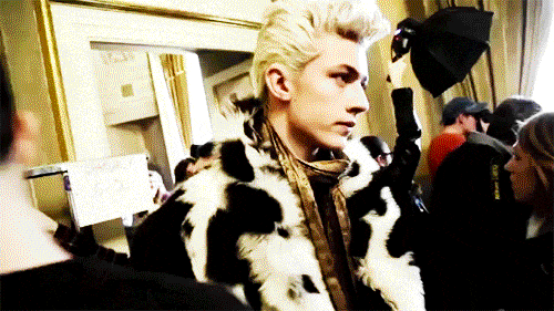 189公分的纤细身型,金发碧眼,说到lucky blue smith,大家一定不会陌生