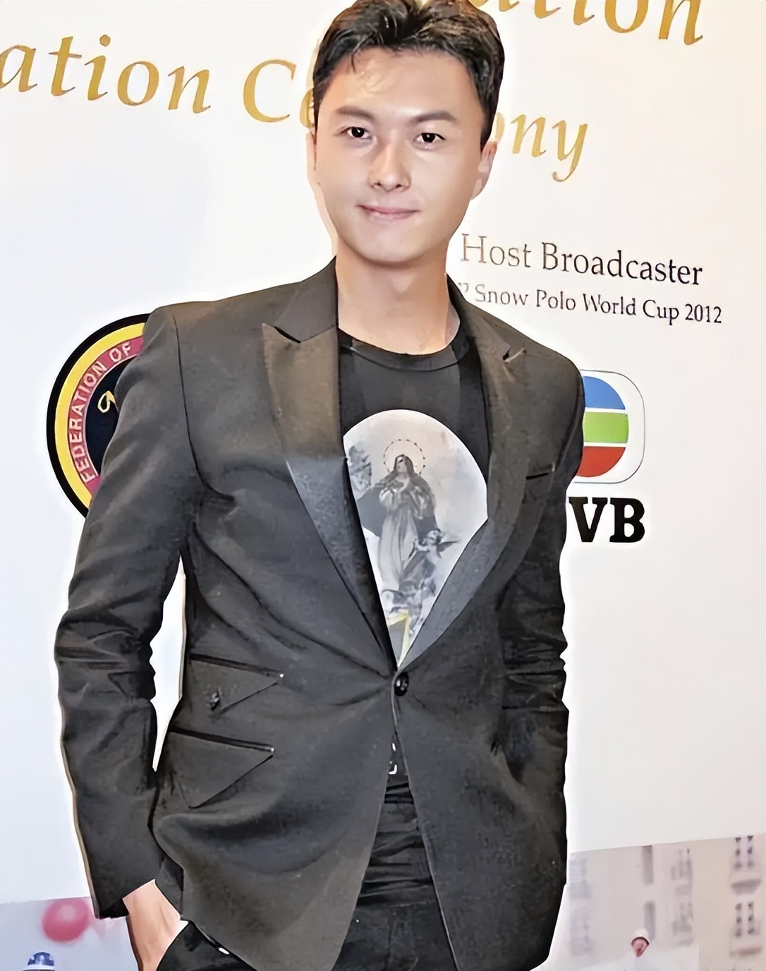 41岁王浩信回新疆探亲,在当地过生日,吃凉皮喝羊肉汤有滋有味