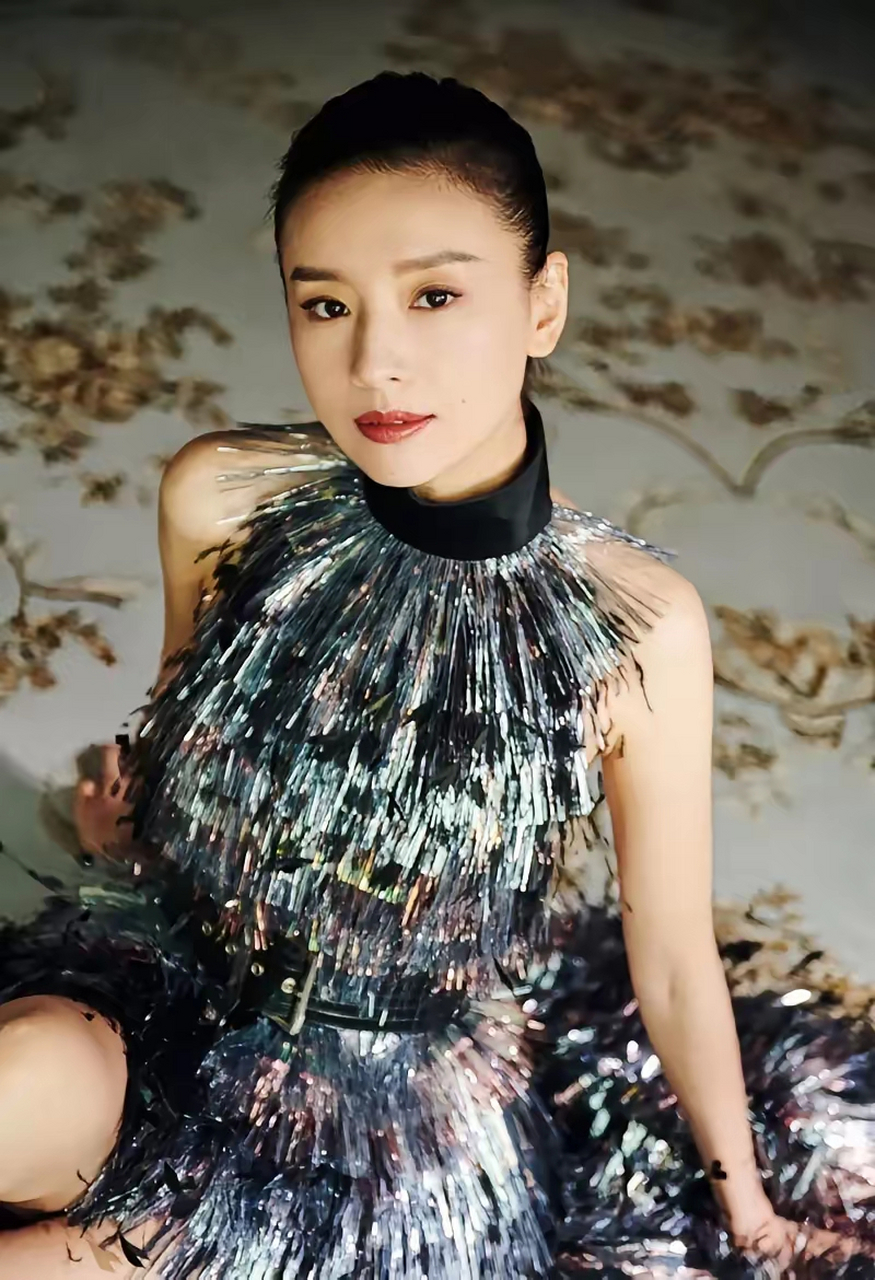 董洁远远看着绯闻对象梁朝伟被刘嘉玲牵着手朝她走来,正当董洁难堪时