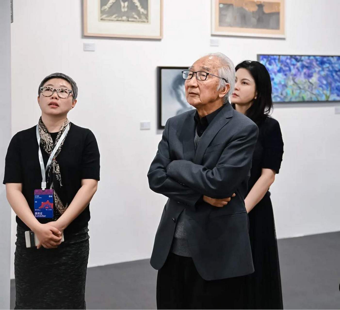 89岁原央美院长靳尚谊携小54岁娇妻看展,全程不需搀扶,精气神好.
