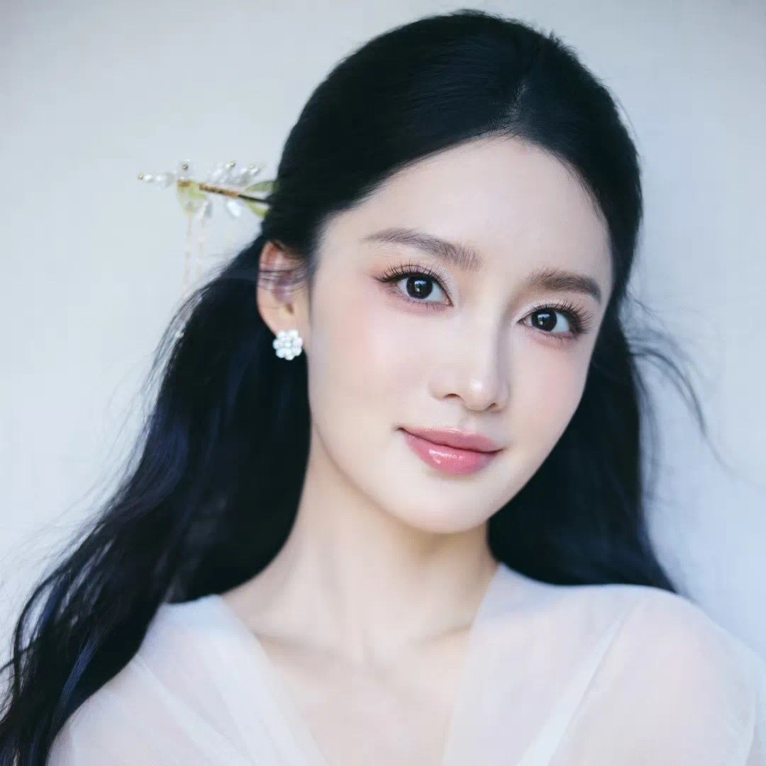 李沁最近对某影视资源特别上心,只为在恰好的时机迅速将其把握在手中.