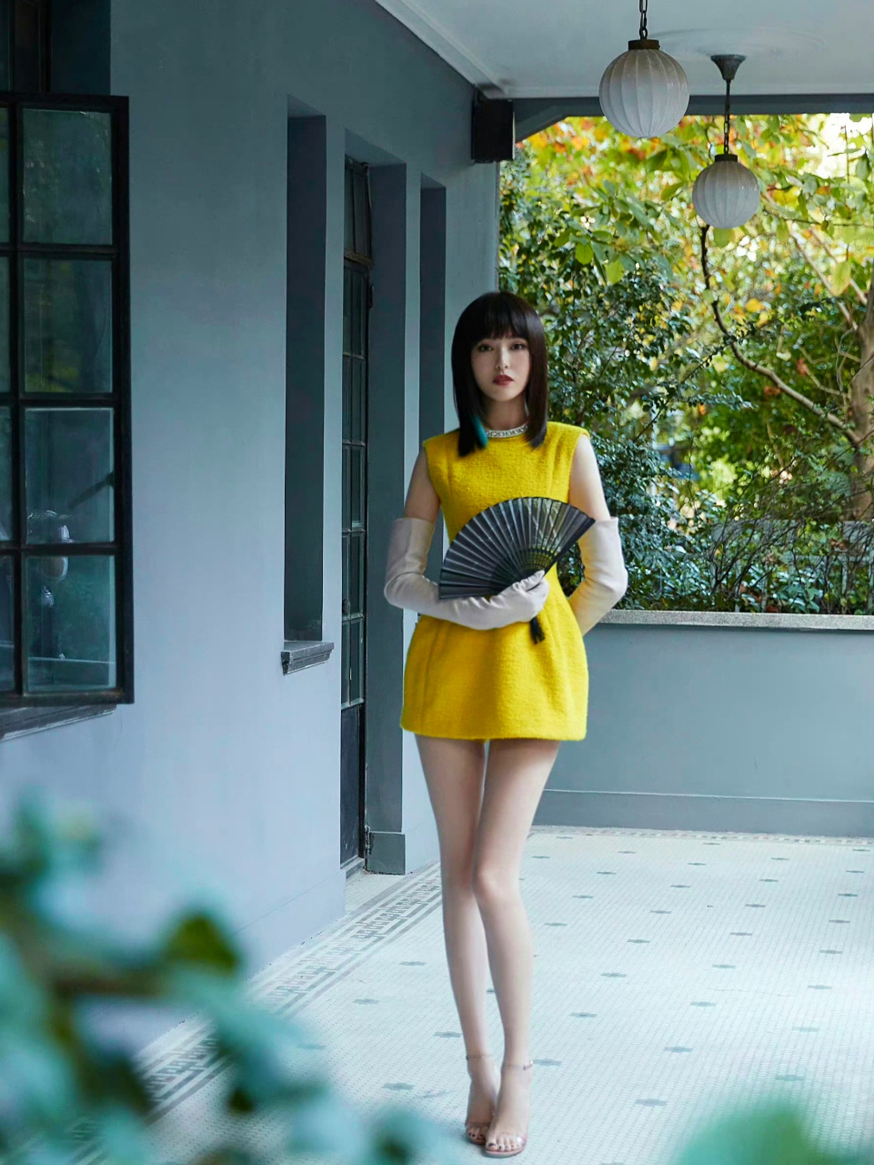 唐嫣黄色连体超短裙造型,展现另外一种美.