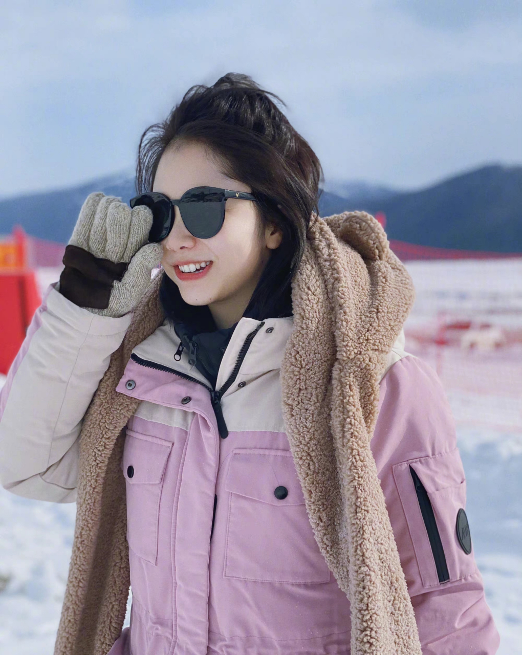 谭松韵的穿搭有亮点,更多粉色粉嫩.