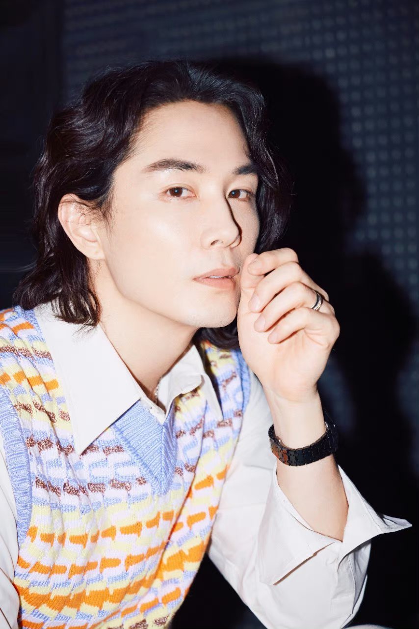 李承铉的白色搭配,层次感增加时尚氛围.