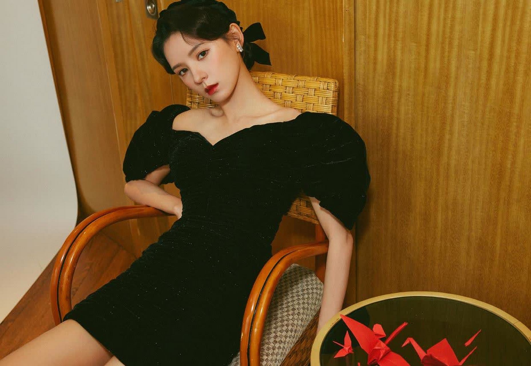 张予曦身穿黑色裙装,尽情展现一双大长腿,又直又有型