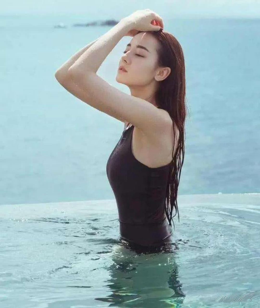 古力娜扎游泳的样子