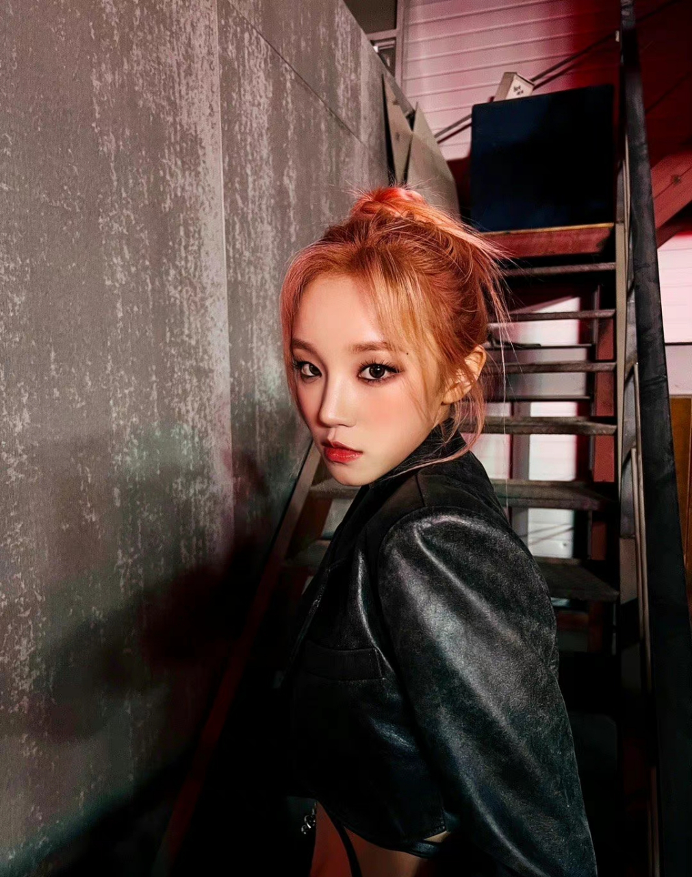 宋雨琦的穿搭多了分酷帅时尚.