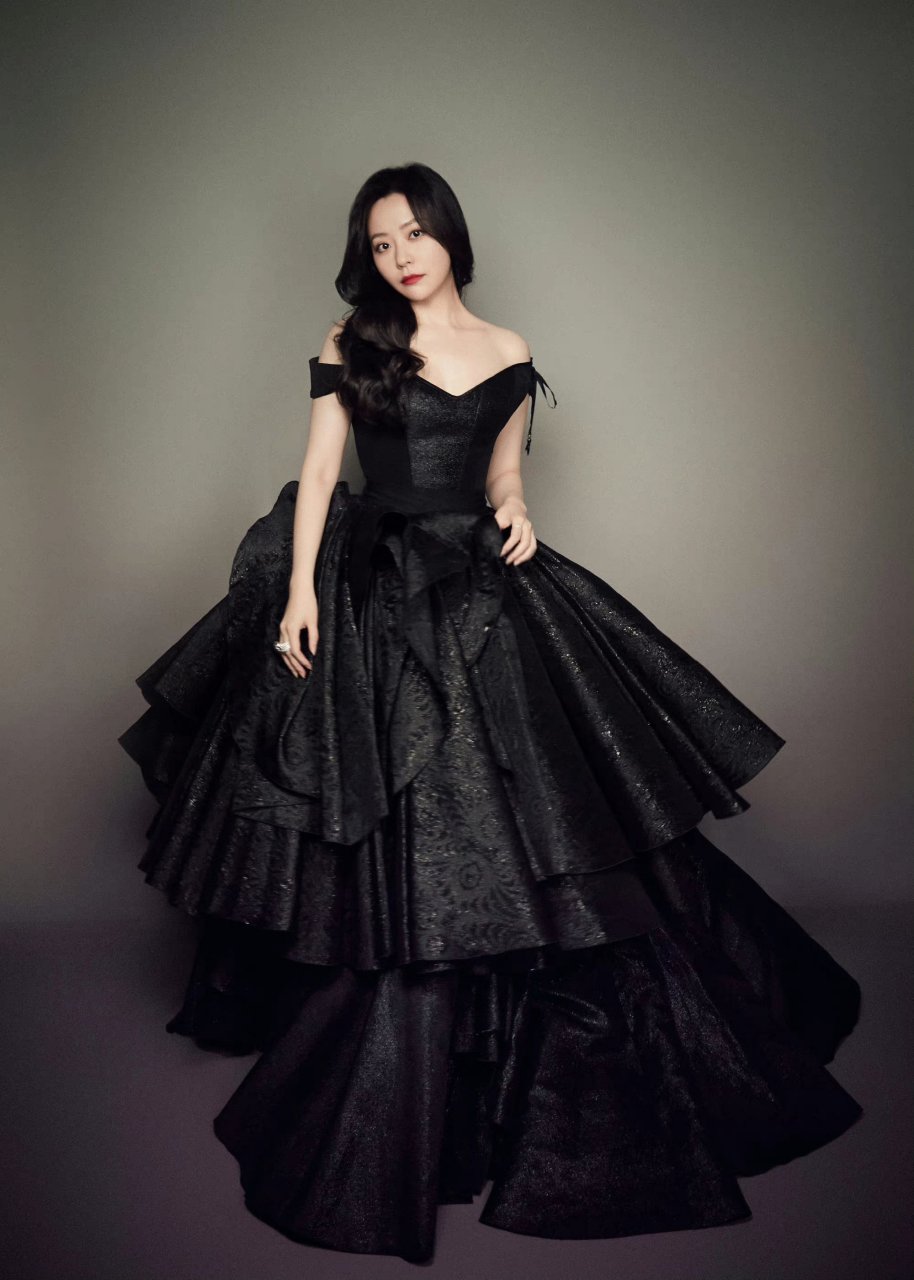 张靓颖的穿搭多了造型时尚.