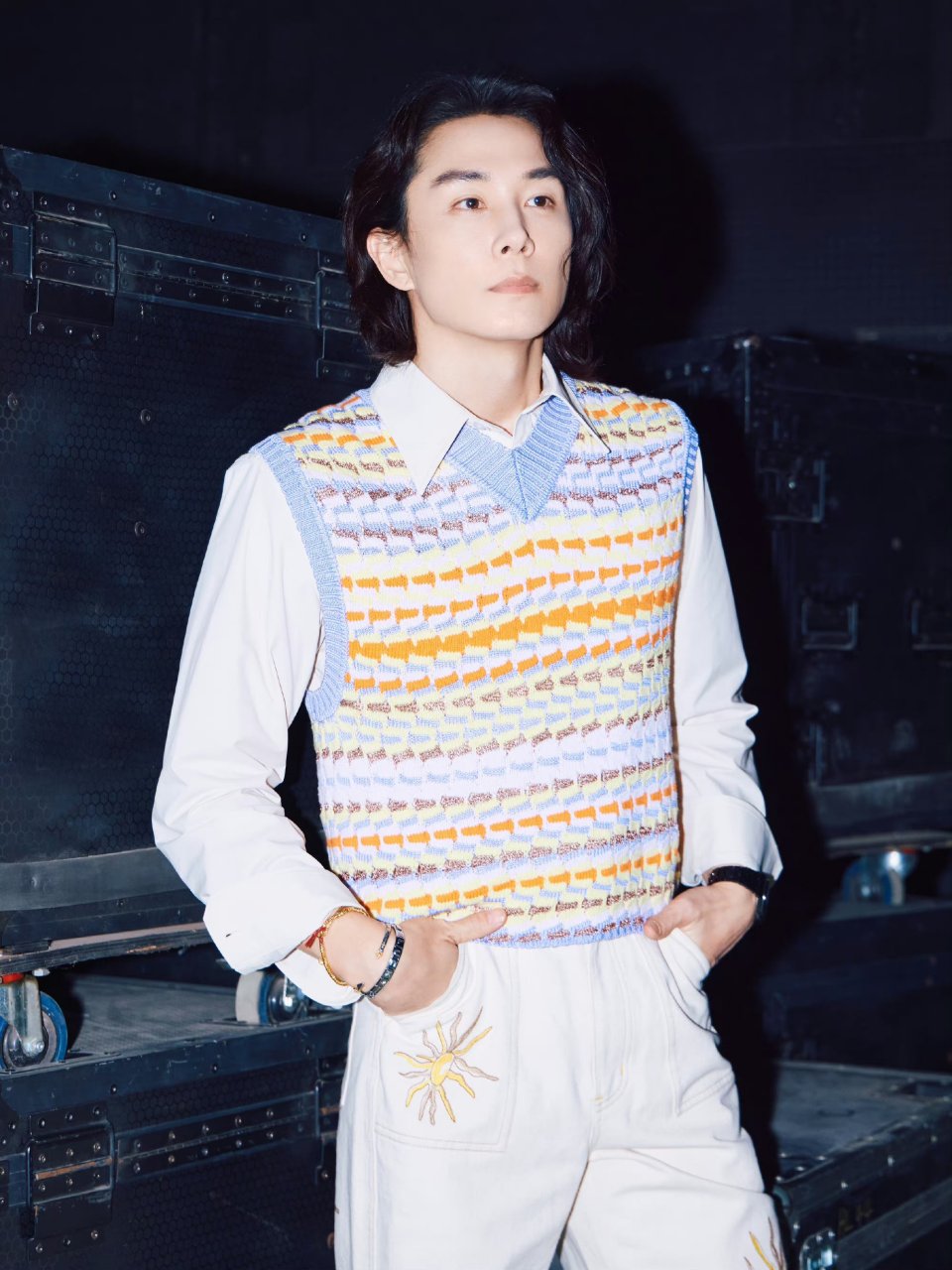 李承铉的白色搭配,层次感增加时尚氛围.