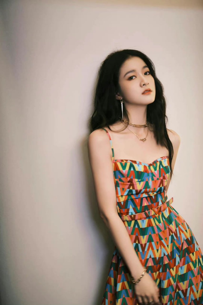 张雪迎的穿搭充满浪漫少女气息.