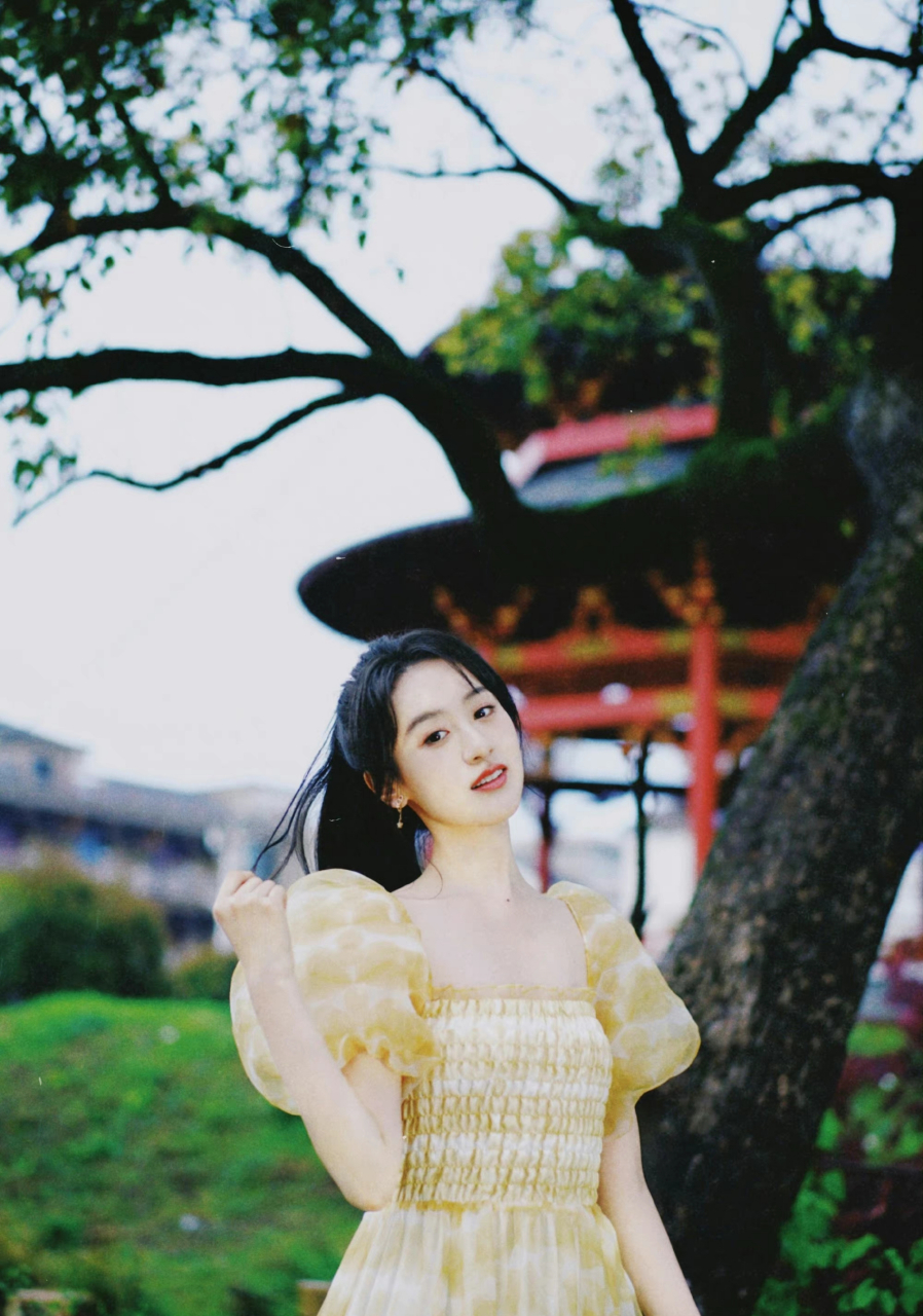 袁冰妍的穿搭多了黄色的鲜艳与活力.