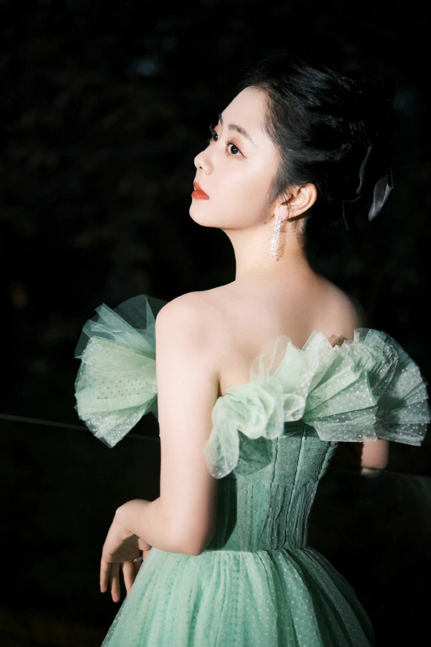 谭松韵的裙装清新蓬松.
