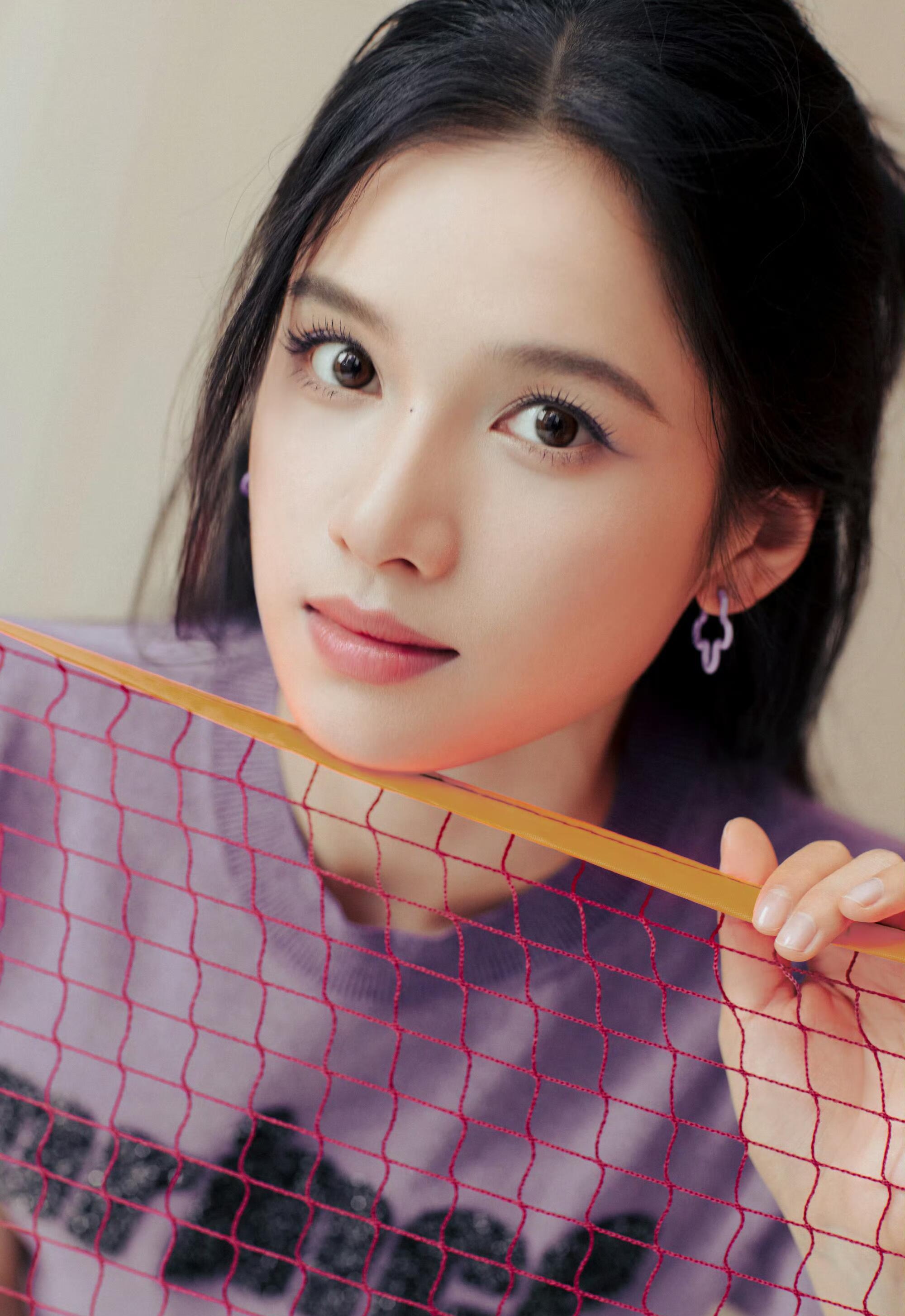 张婧仪,紫色短袖搭配黑色短裙,运动最美!