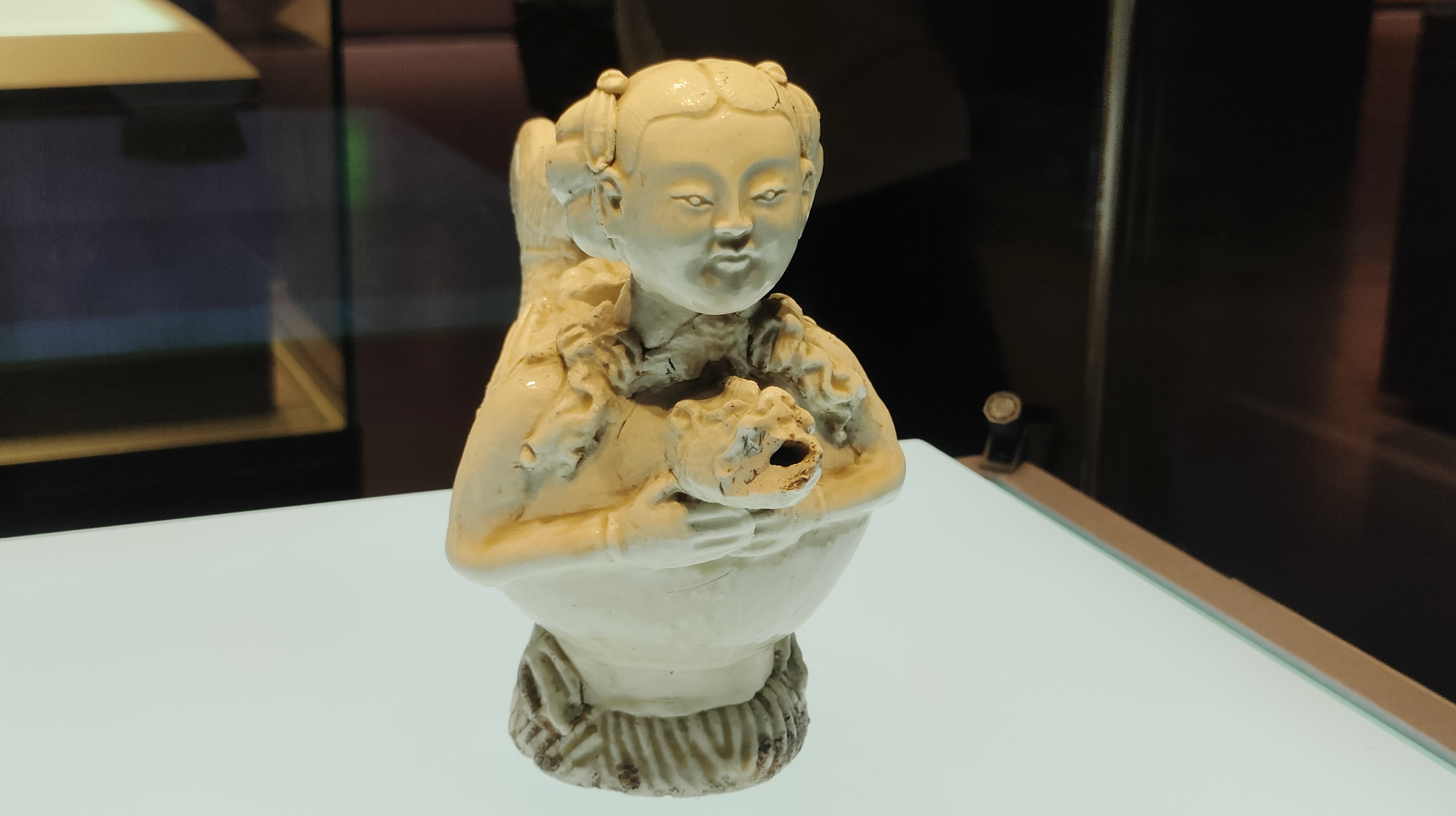 刚刚逛内蒙博物院,看到这件辽代的人首摩羯提梁壶!