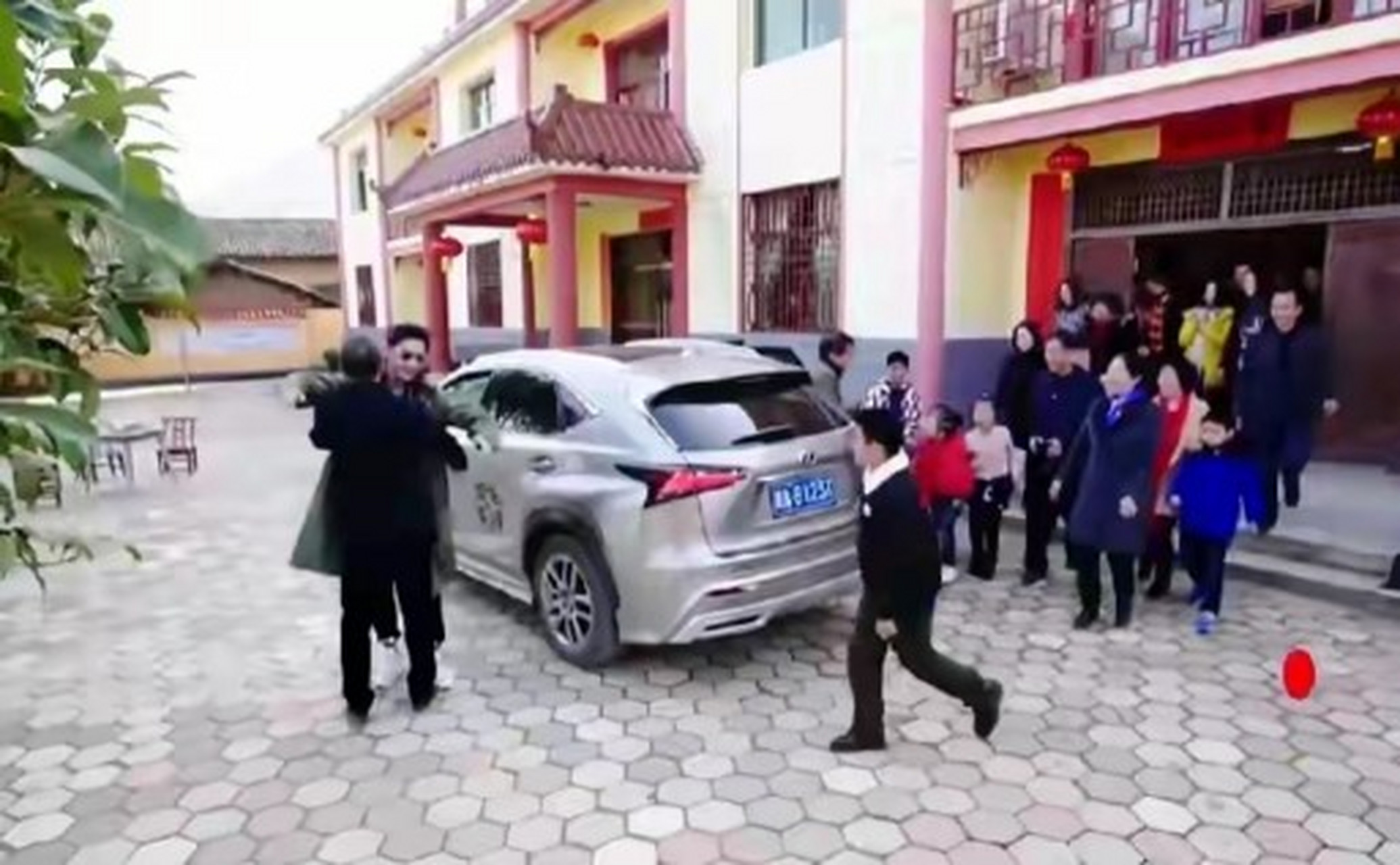 这是前几年罗晋回老家拍铜鼓风情宣传片的照片 这么大一