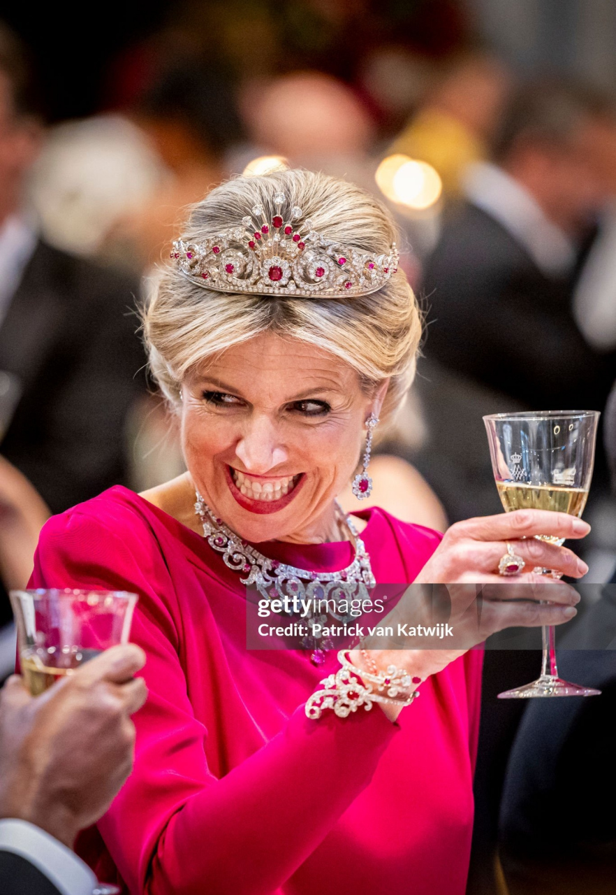 荷兰王后近期戴了哪些"硕大"珠宝[滑稽].