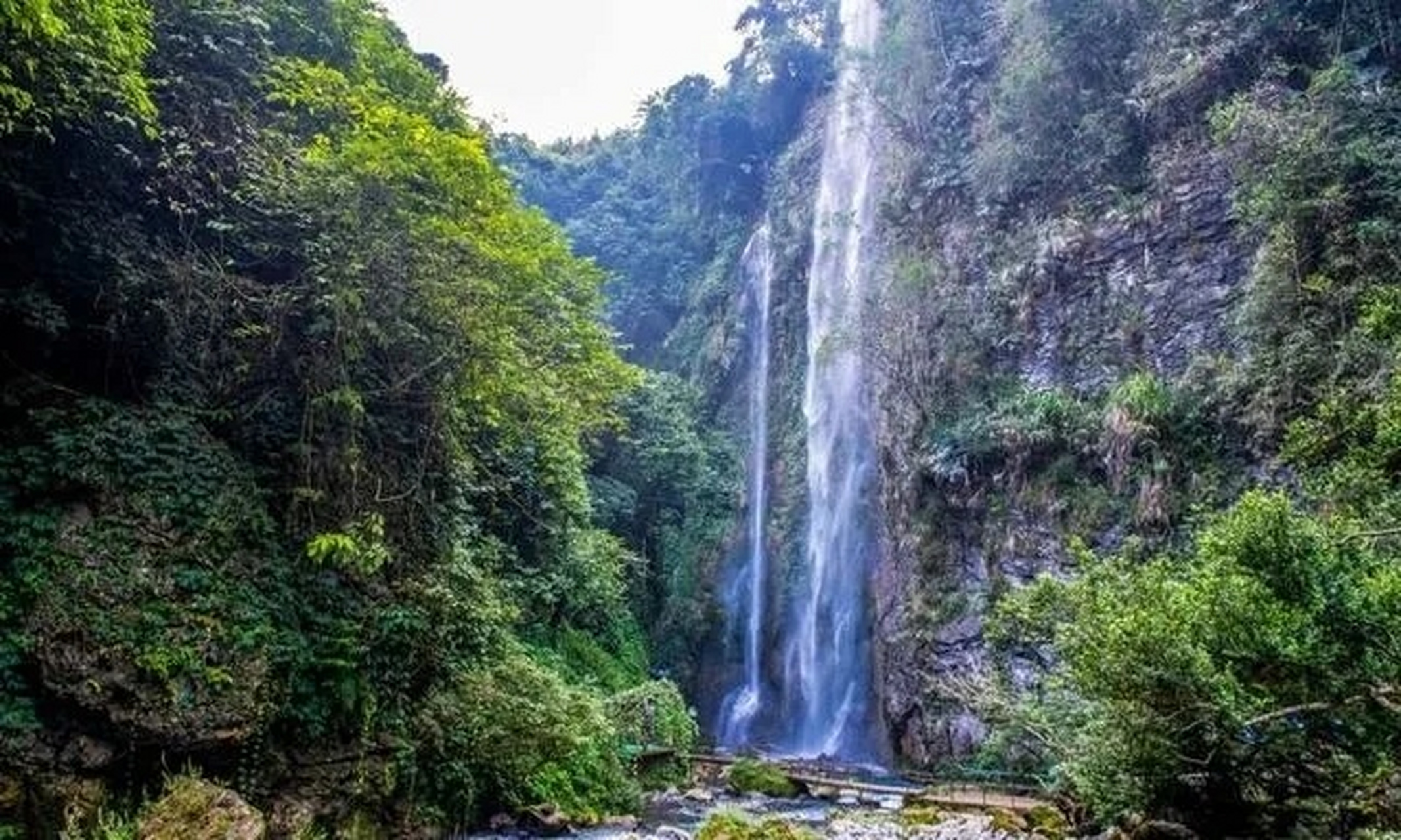 夏日慢慢游# 古龙山大峡谷,位于广西百色靖西市湖润镇,瀑布的正煞方