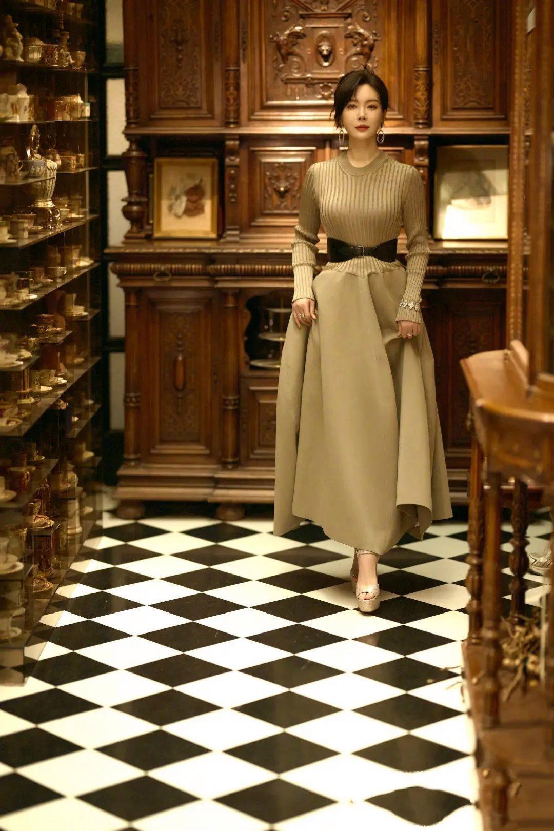 陈数的美是一种独特的艺术气质与才华相融合后而体现的美,她不仅是一