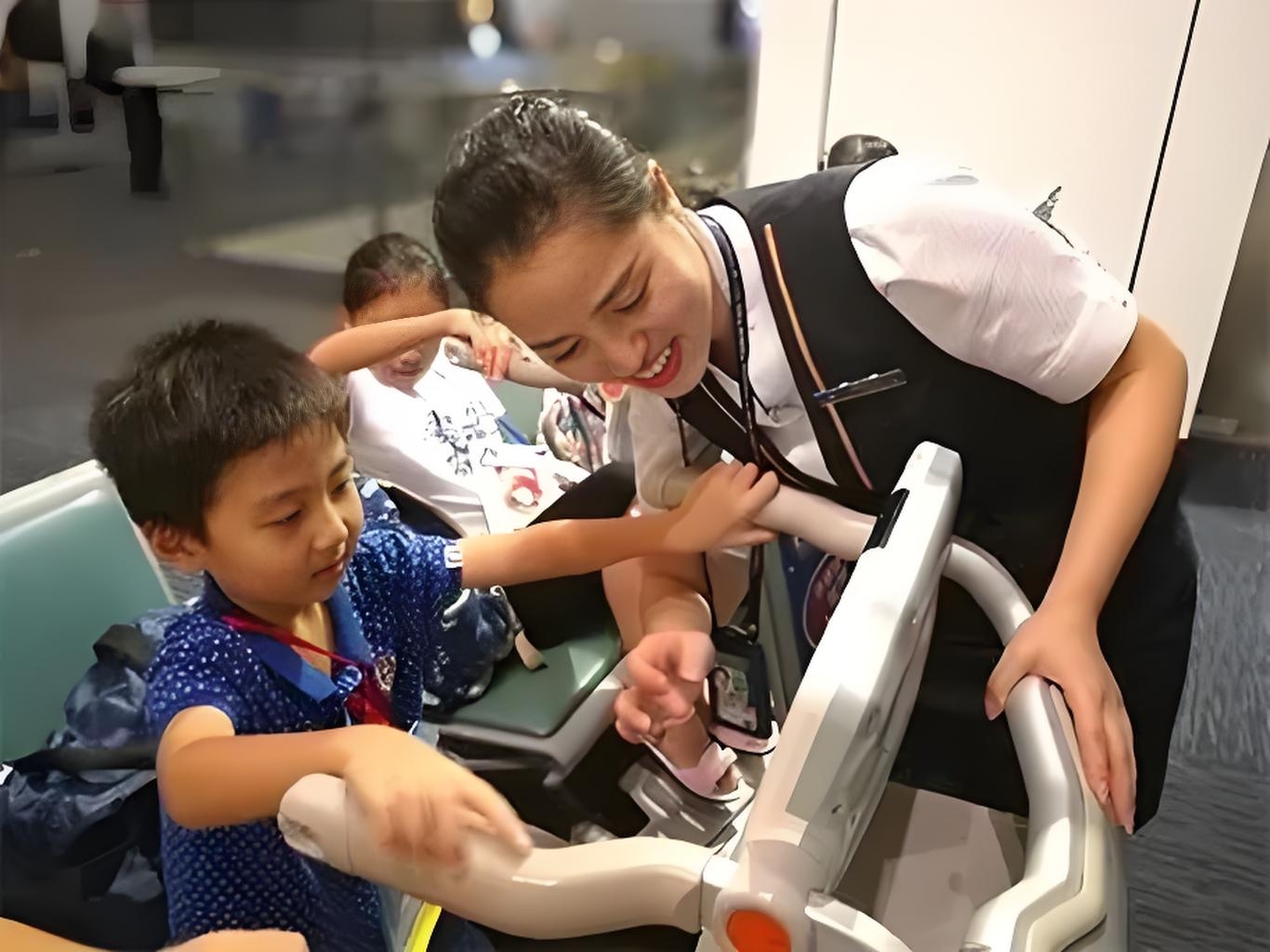 5岁娃独自乘飞机 空姐地勤接力陪护