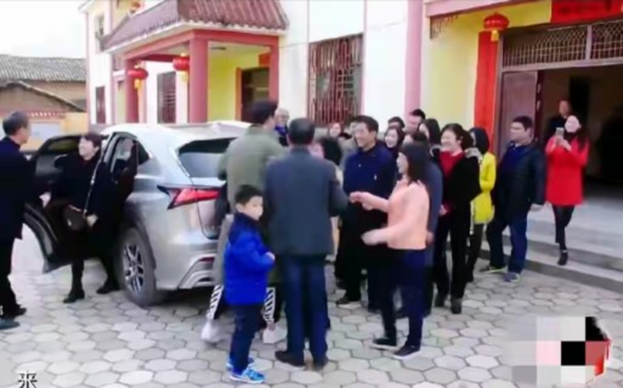 这是前几年罗晋回老家拍铜鼓风情宣传片的照片 这么大一