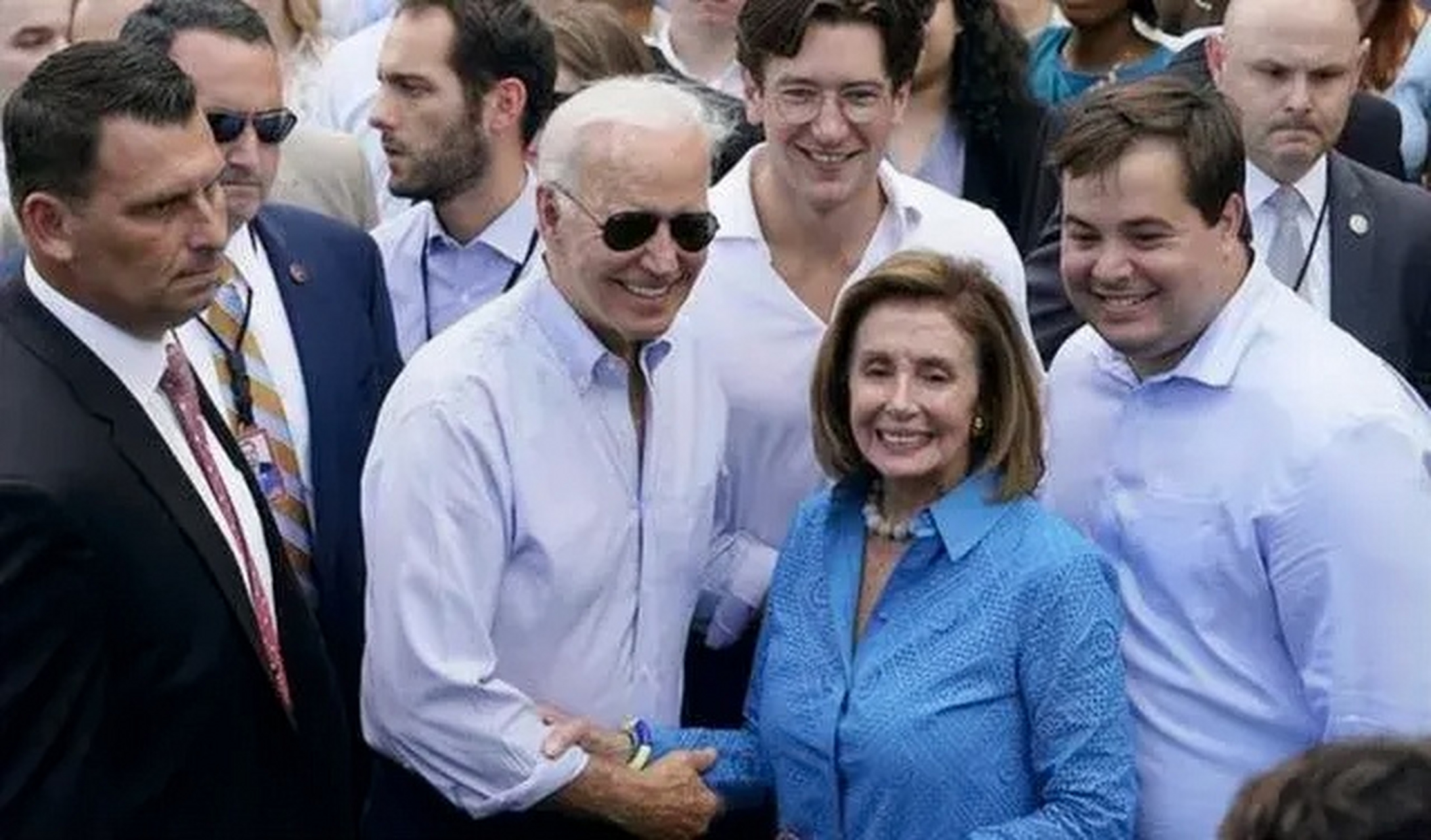 7月10日,前众议院议长南希·佩洛西表示,应允许美国总统乔·拜登自行