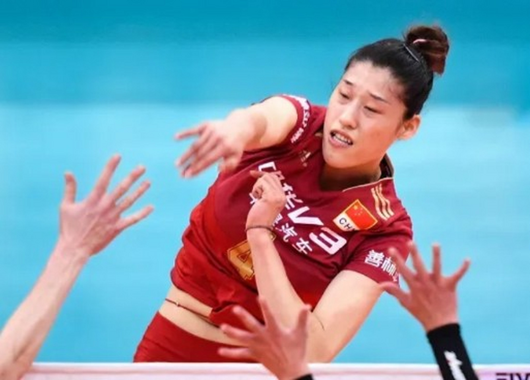 刘晓彤出任女排主教练理由   u20对日本队决赛,助教刘晓彤在暂停时给