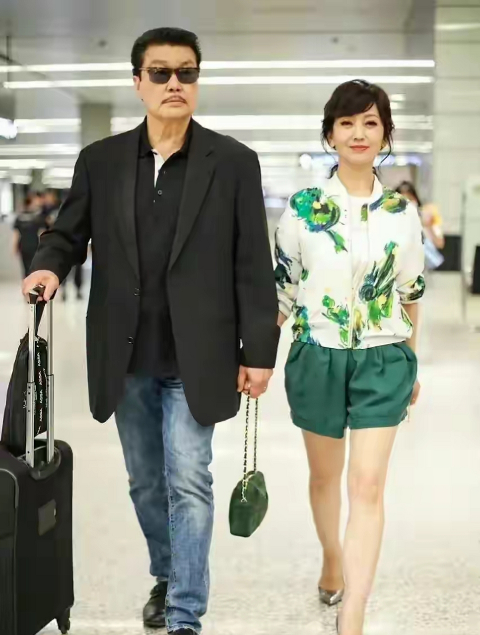 赵雅芝71岁,丈夫78岁,二人保养的太好了,真年轻啊,赵雅芝挽着丈夫的手