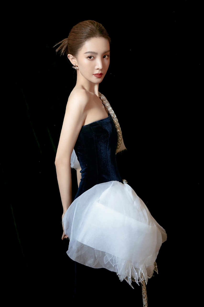 简约黑裙,不凡气场,金晨2023微博视界大会造型尽显女神范