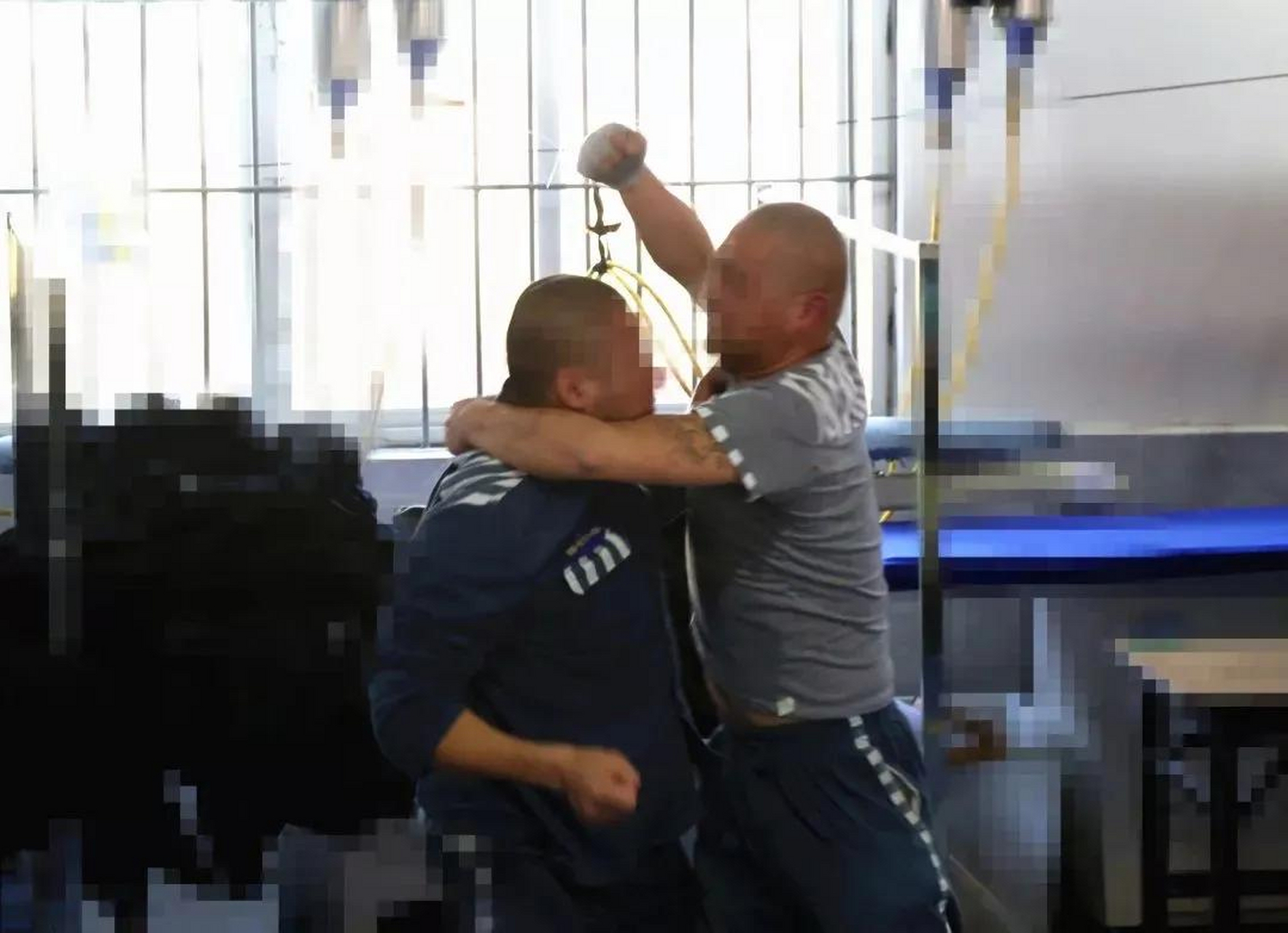 因为监狱施行"联号包夹".