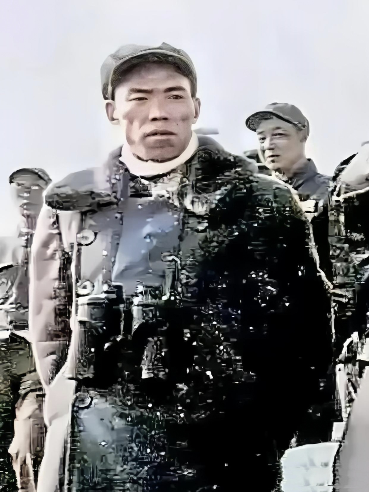 下面这张照片中的军人如此的英姿飒爽,眼神中尽是坚毅,他是谁呢?原来