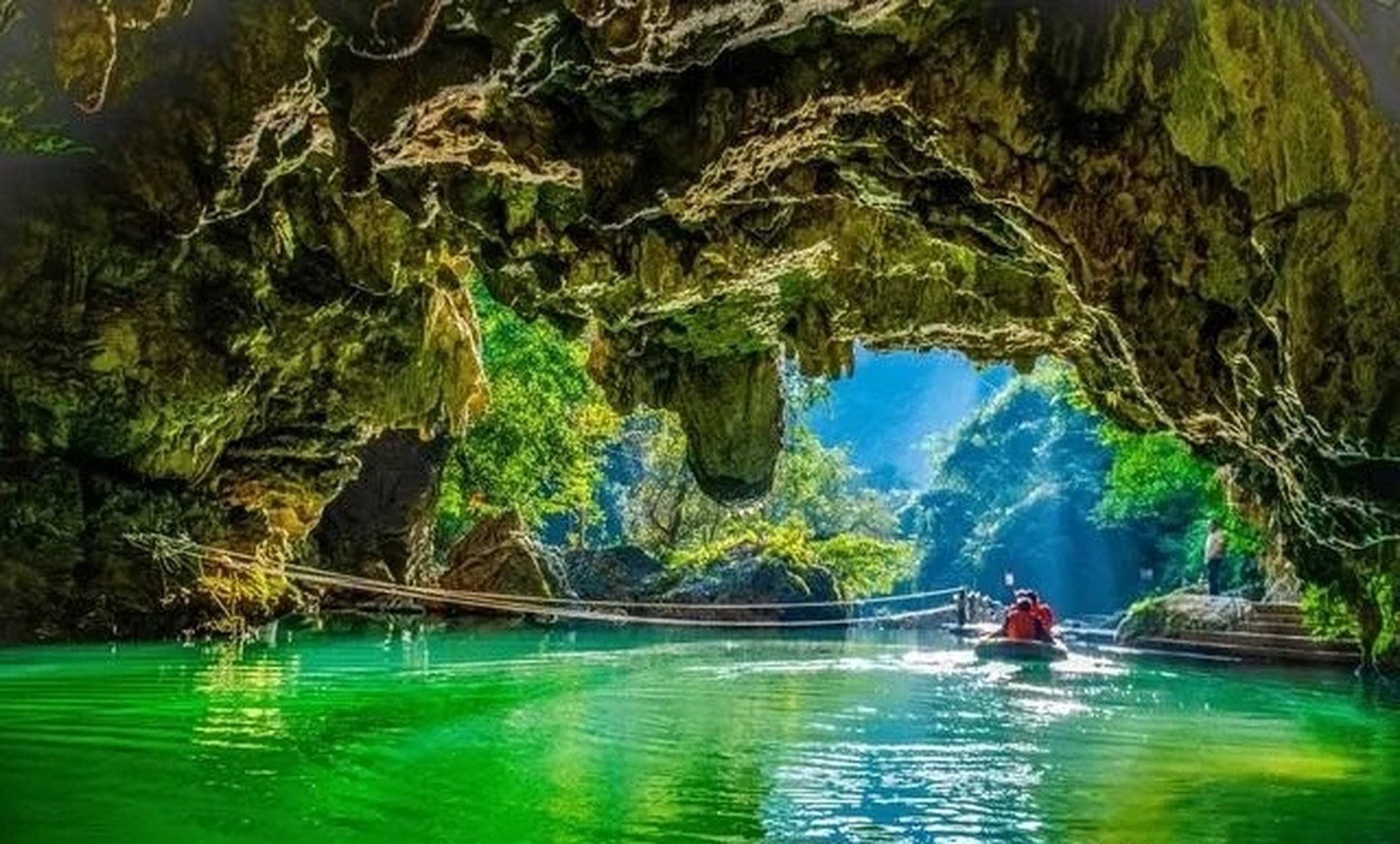夏日慢慢游# 古龙山大峡谷,位于广西百色靖西市湖润镇,瀑布的正煞方