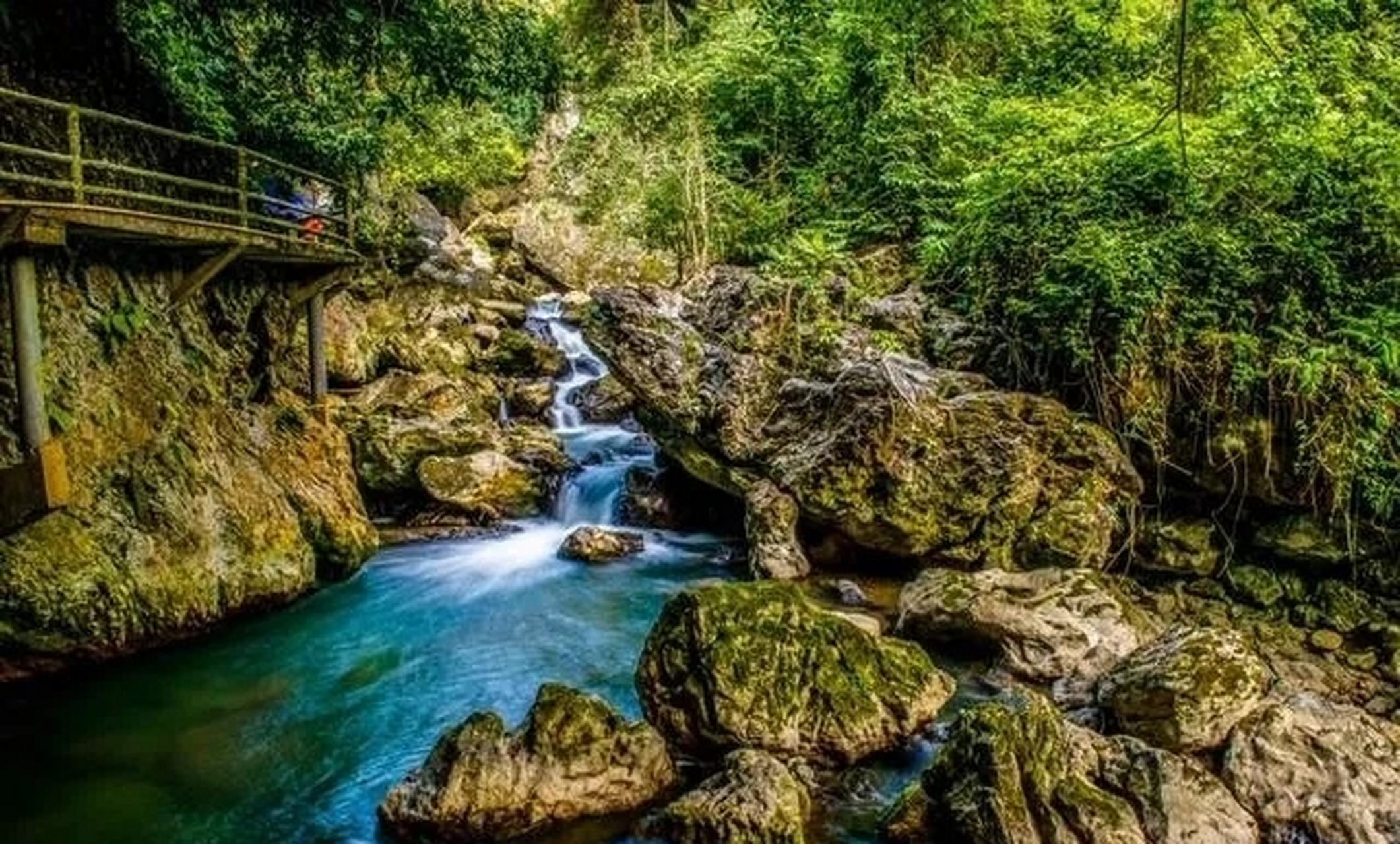 夏日慢慢游# 古龙山大峡谷,位于广西百色靖西市湖润镇,瀑布的正煞方