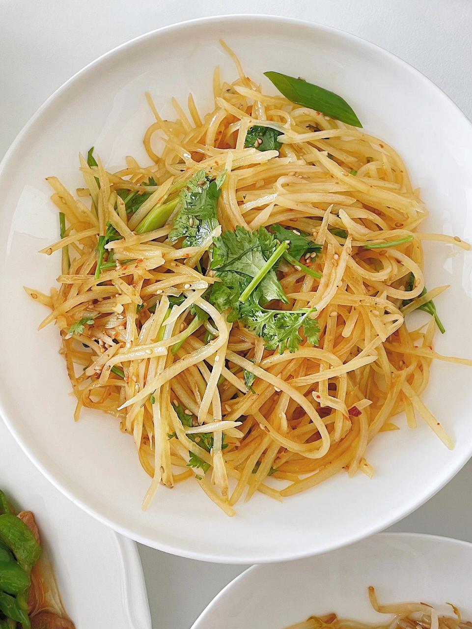 三人食|简单家常菜|||今日食谱 炝拌土豆丝 辣椒炒肉 醋溜绿豆芽 丝瓜