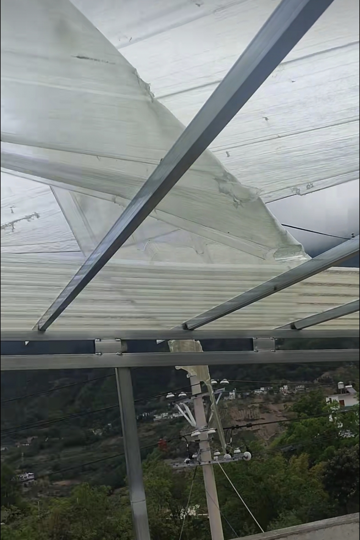 没想到刚刚安装好没几天,一阵风就把采光瓦给掀了,而且还折断碎裂了