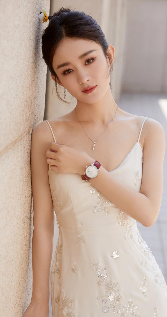 赵丽颖,这是谁给的胆子,竟然穿这么暴露的低胸吊带裙,凹凸身材,圆润的