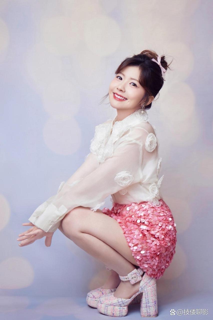 赖美云粉色短裙写真