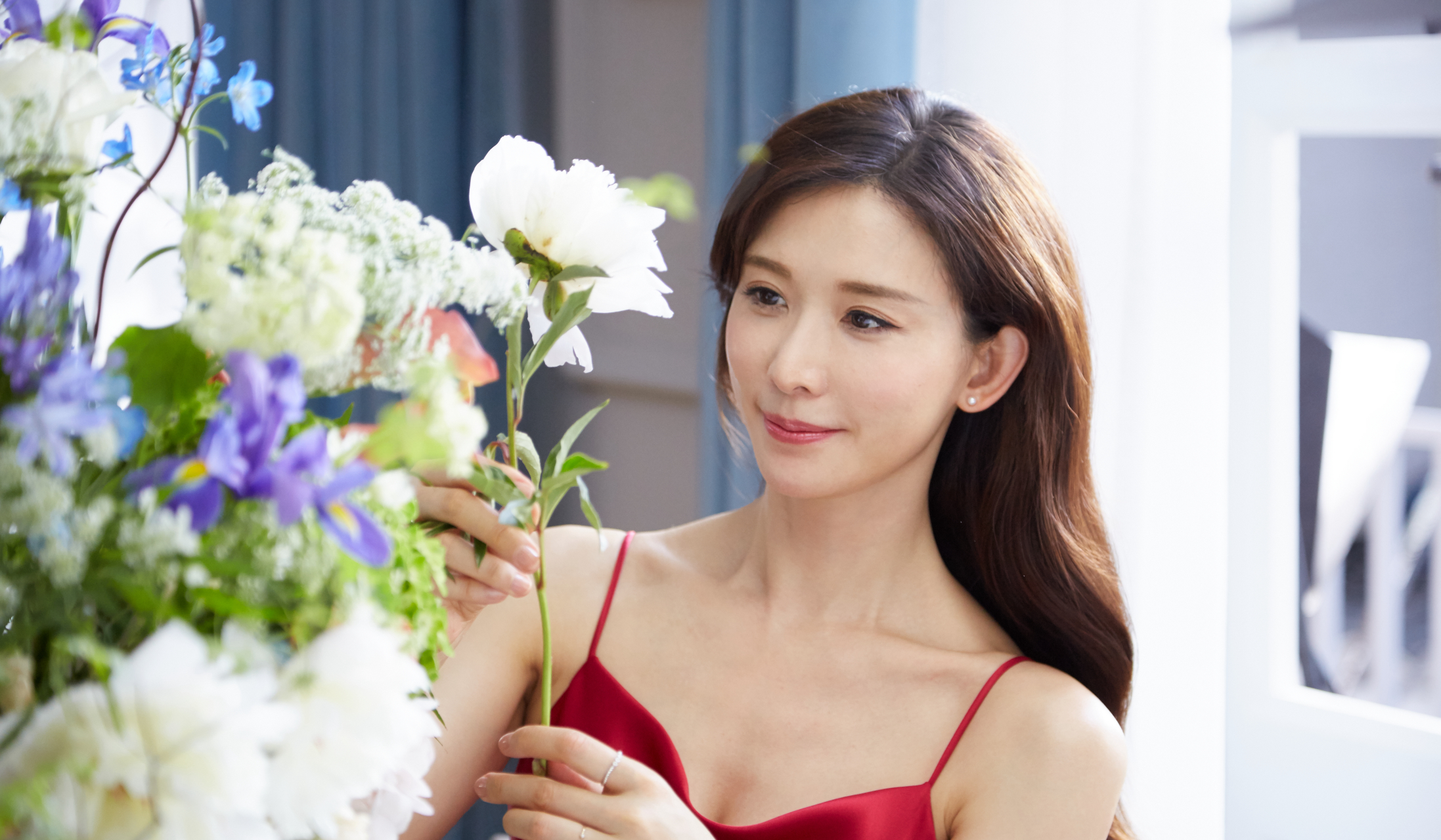 林志玲红裙l足低胸 白裙翘腿造型好美啊