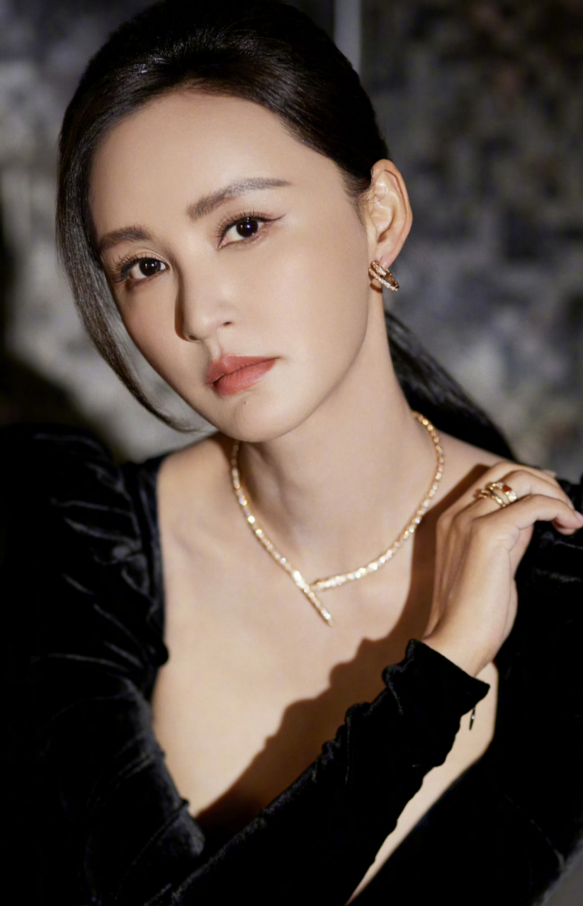 张歆艺深v礼服杀疯了,身材太好礼服完全装不下,深邃的事业线清晰可见