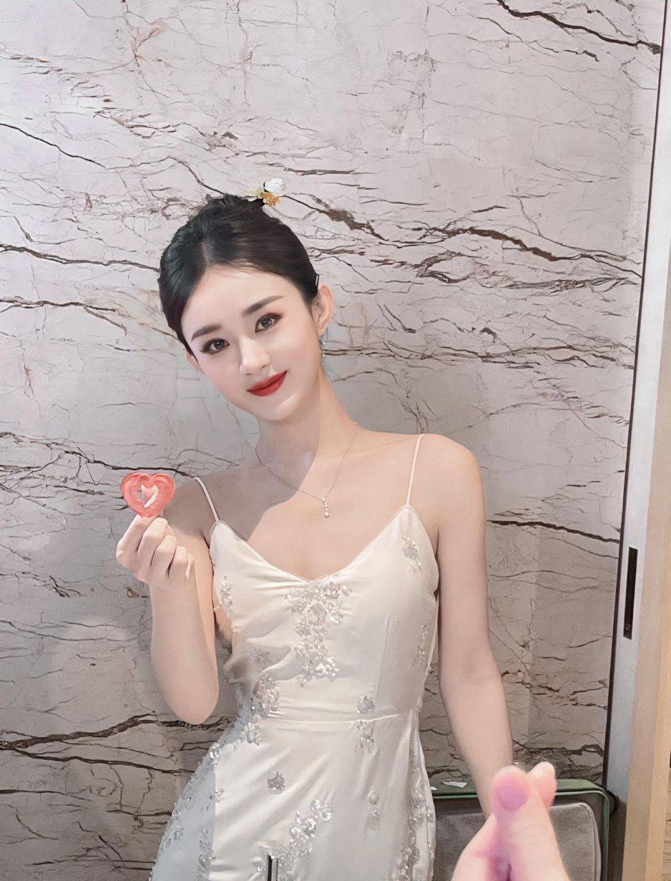 赵丽颖,这是谁给的胆子,竟然穿这么暴露的低胸吊带裙,凹凸身材,圆润的