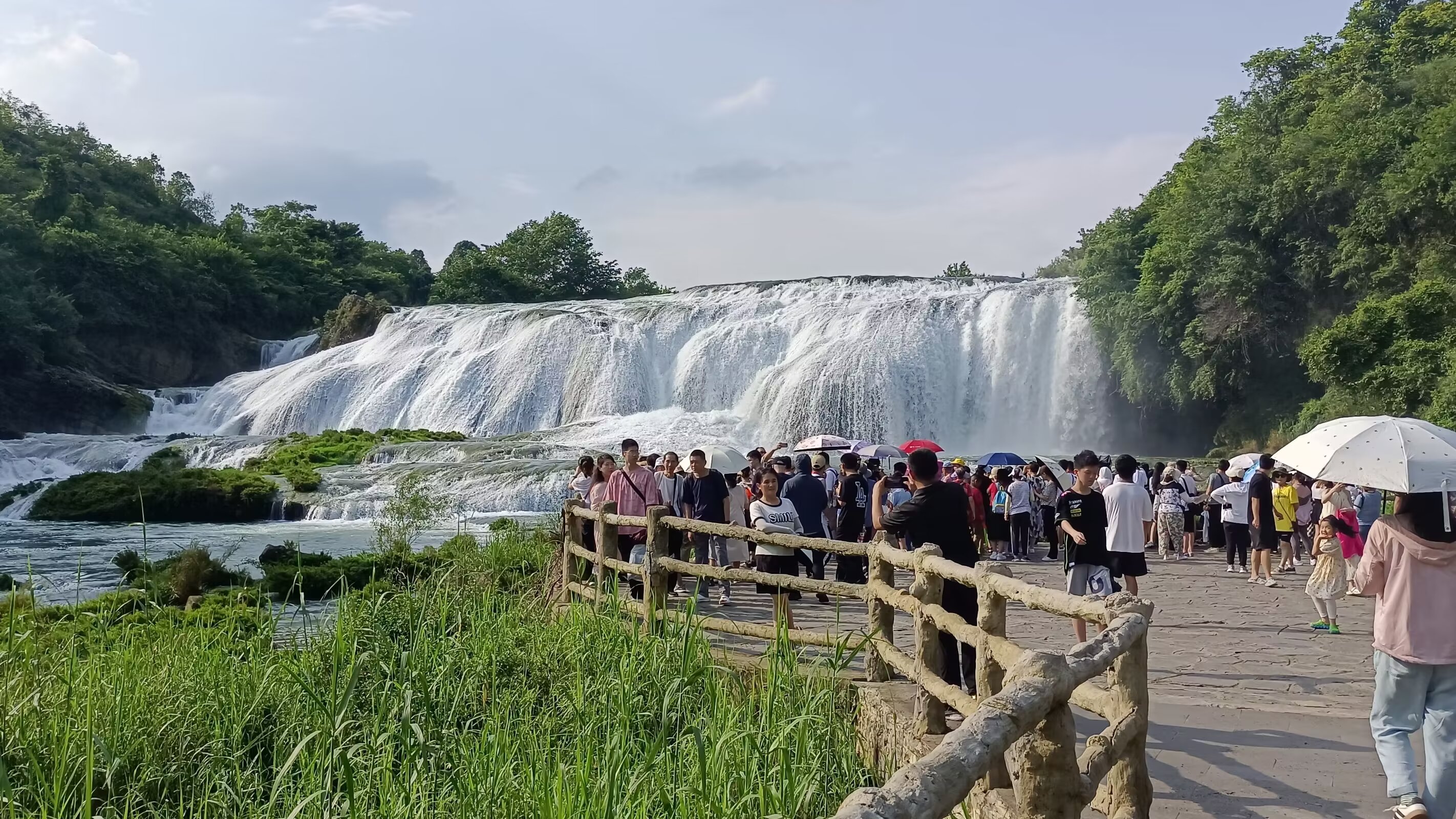跟着课本去旅行# 传说中西游记的取景地,贵州黄果树瀑布!