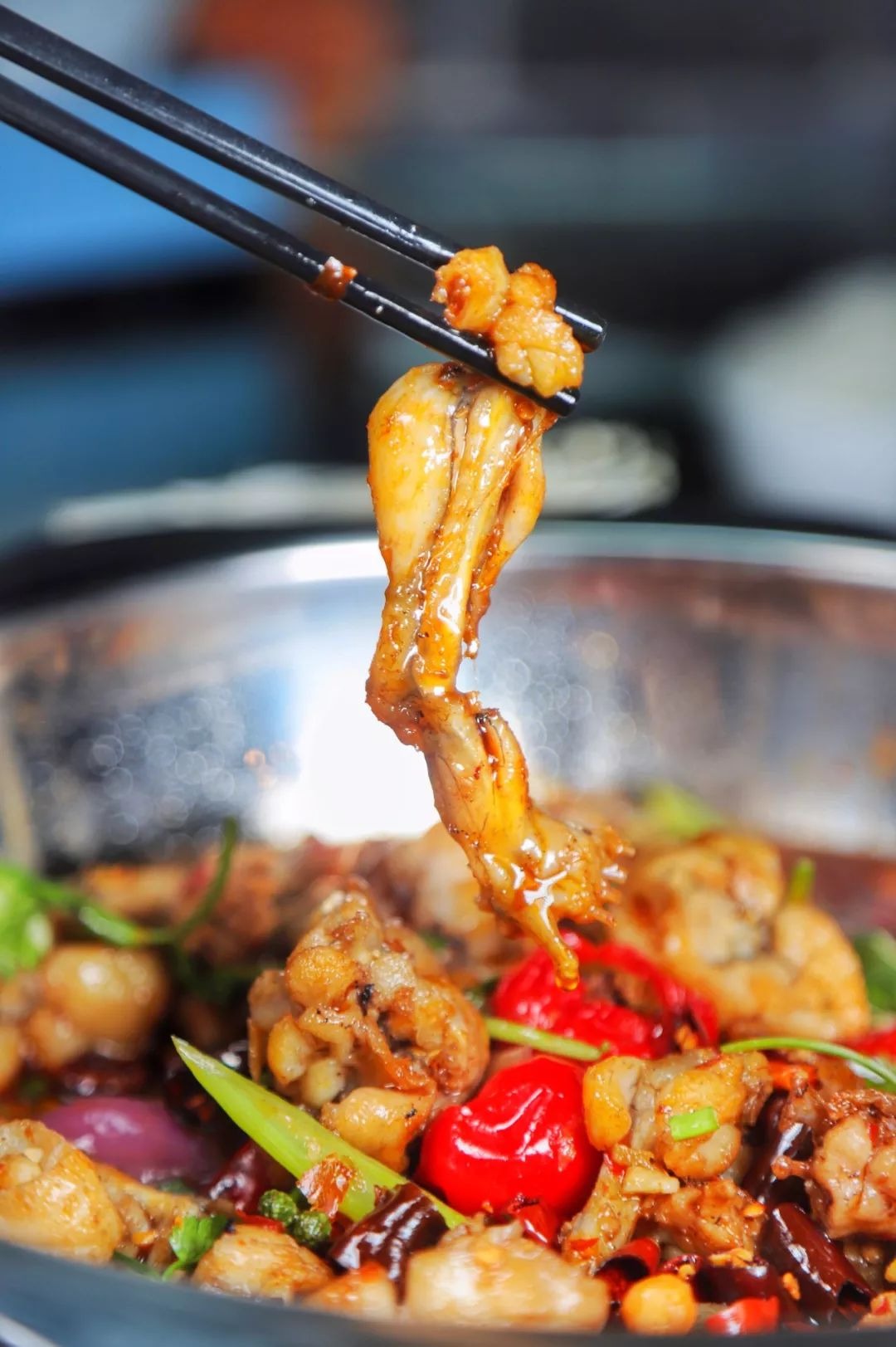 《干锅牛蛙:麻辣鲜香中的味觉盛宴》