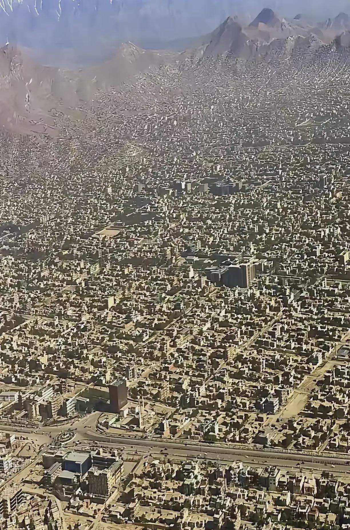 阿富汗位于中东地区,本来就干旱少雨,全国年平均降雨量只有240毫米.
