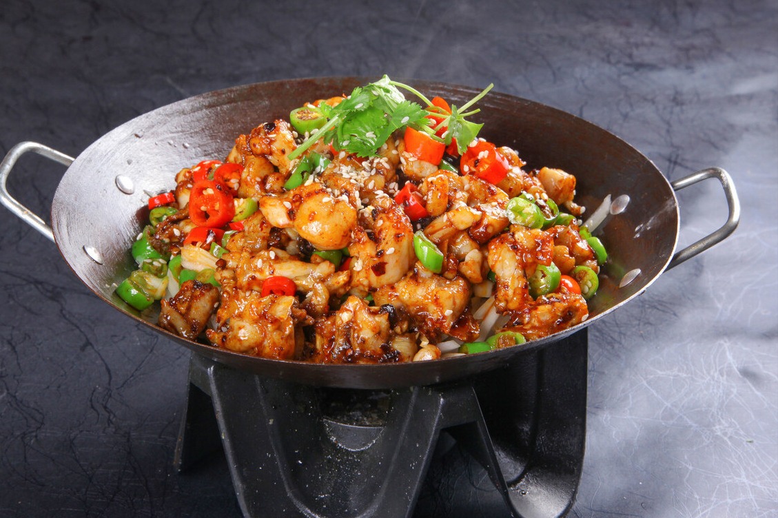 《干锅牛蛙:麻辣鲜香中的味觉盛宴》