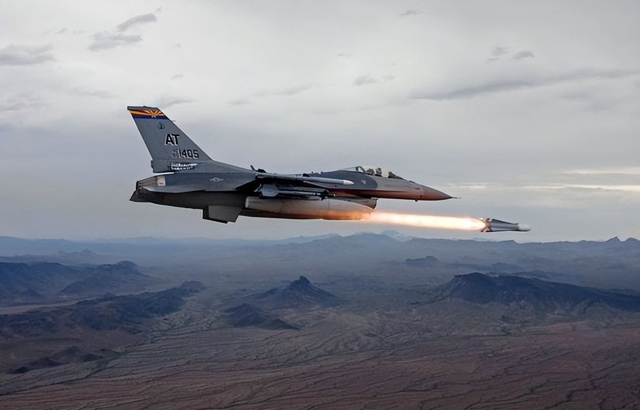 再动就灭了以色列!话音刚落,大批轰炸机出动,这次连美都救不了