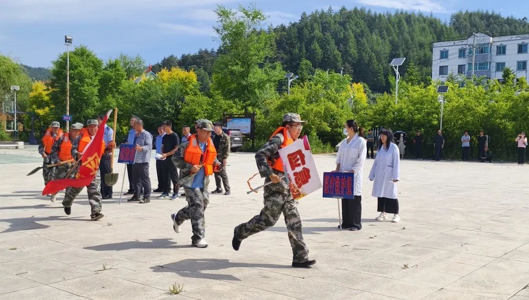 近日,清原满族自治县湾甸子镇开展了防汛抢险,逃避险联合应急演练.