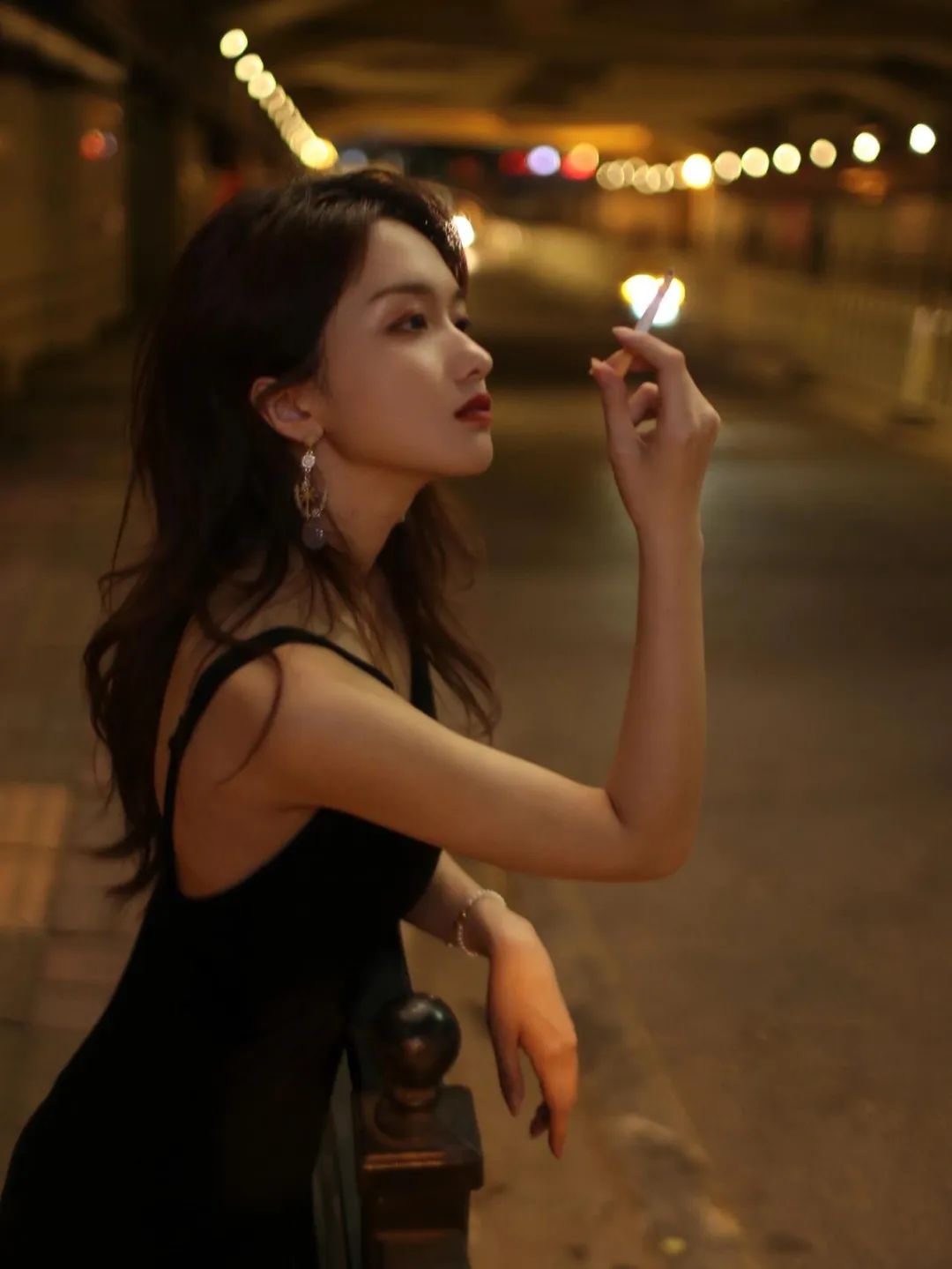 夜晚街拍吸烟的美女
