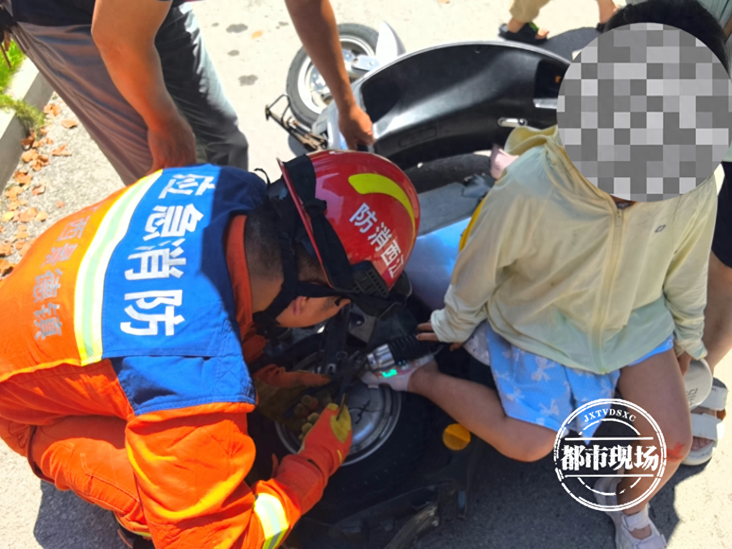 小女孩遭电动车"咬脚",消防员暖心施救