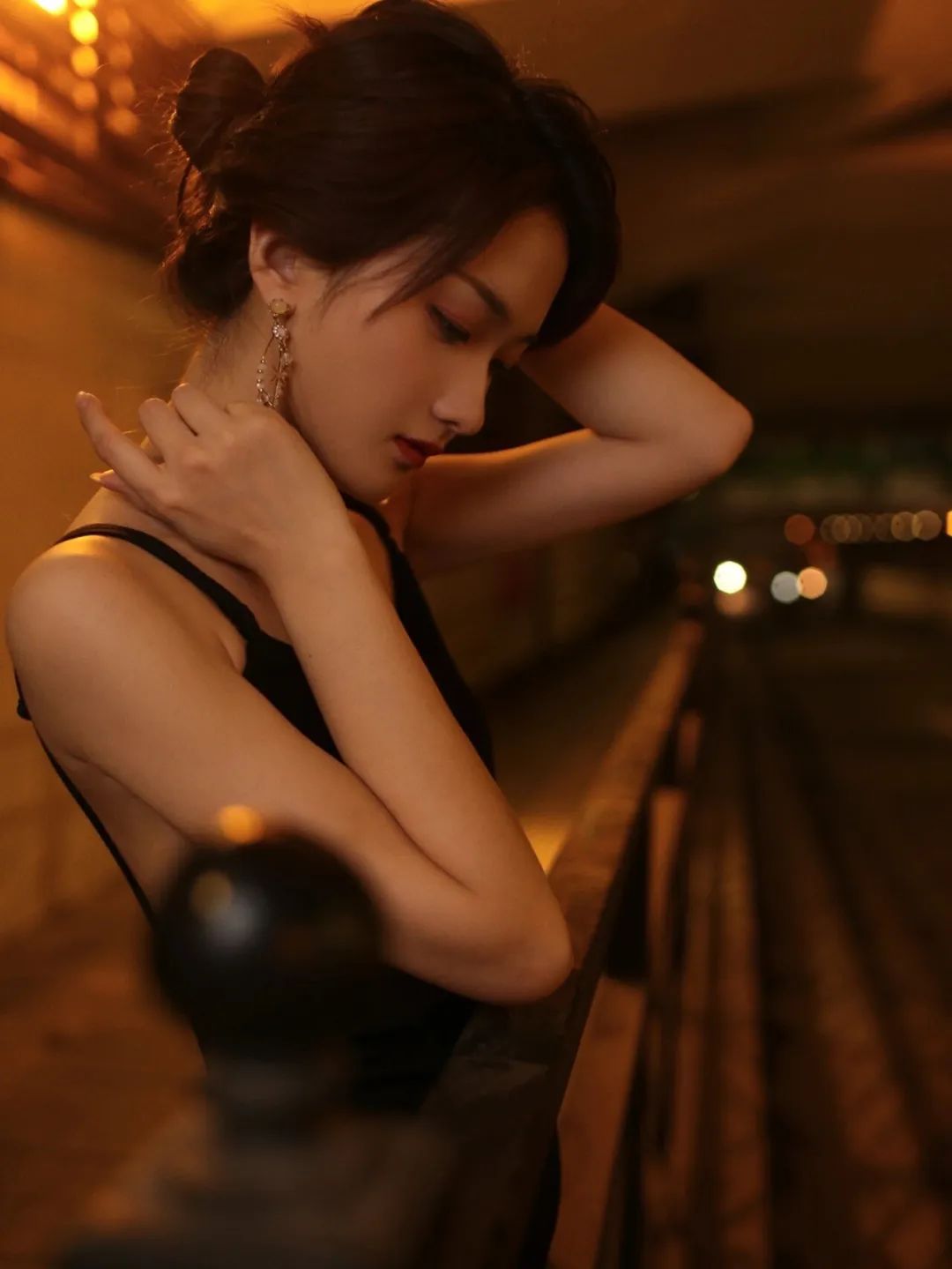 夜晚街拍吸烟的美女