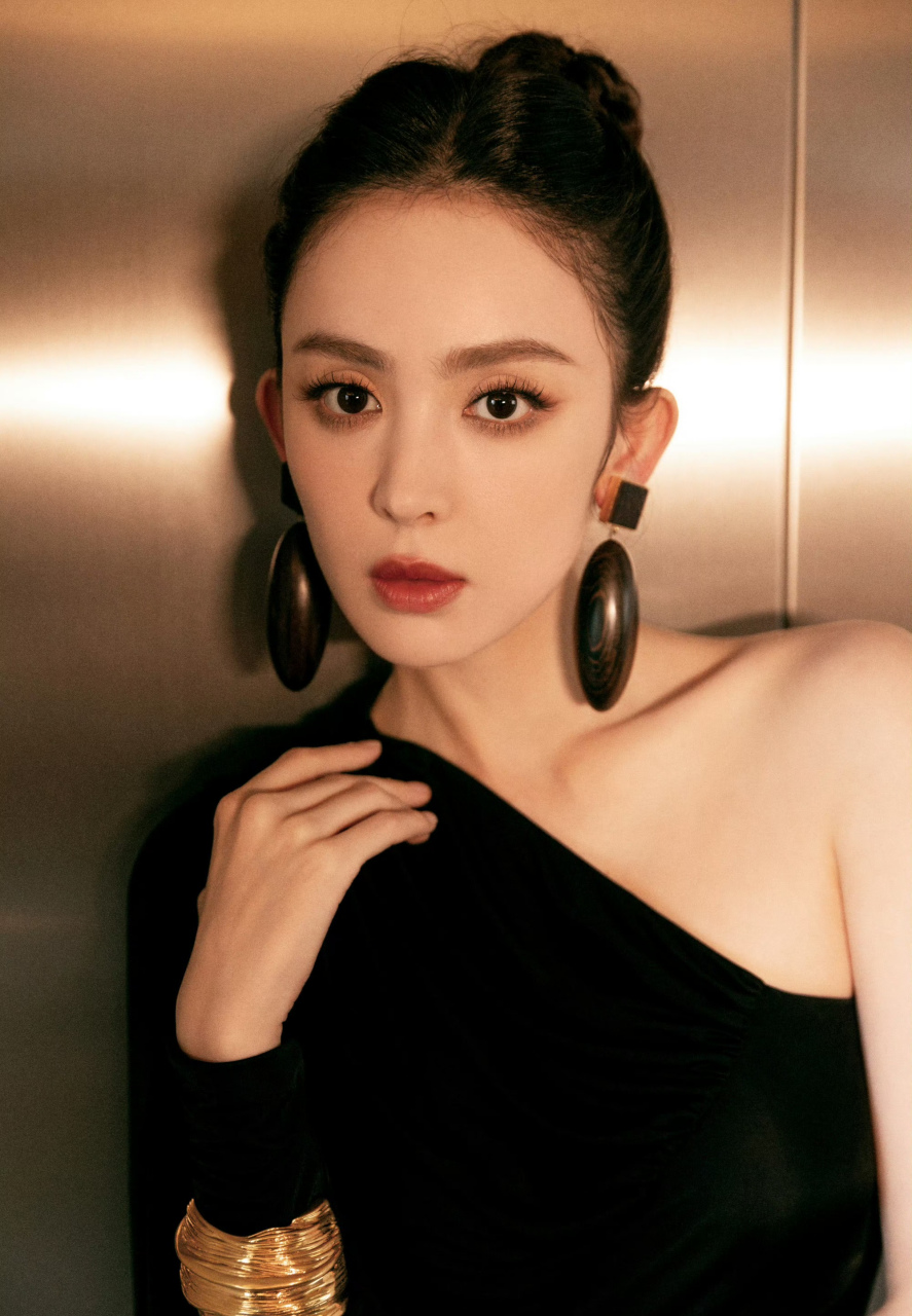 古力娜扎,黑色斜肩礼裙,两个大耳坠,不一样的美!