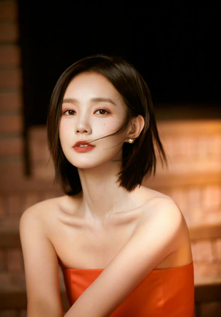 李一桐的穿搭鲜艳在也结合了渐变时尚.